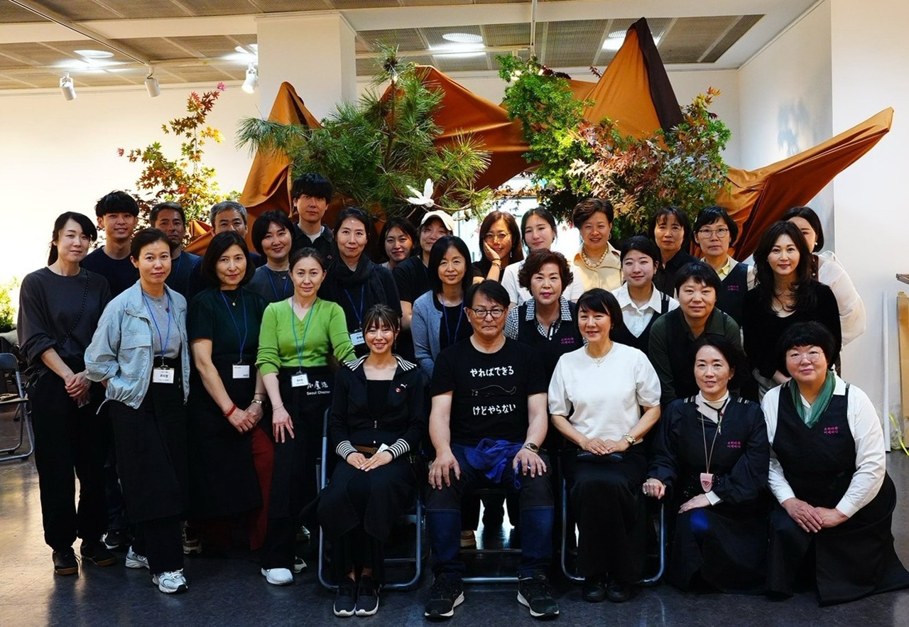 오프닝·공동 대작·취재·출품자 기념 촬영