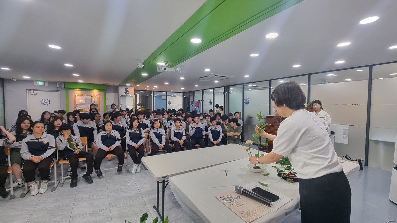 이케바나 해설과 세우는 형 데모 시연