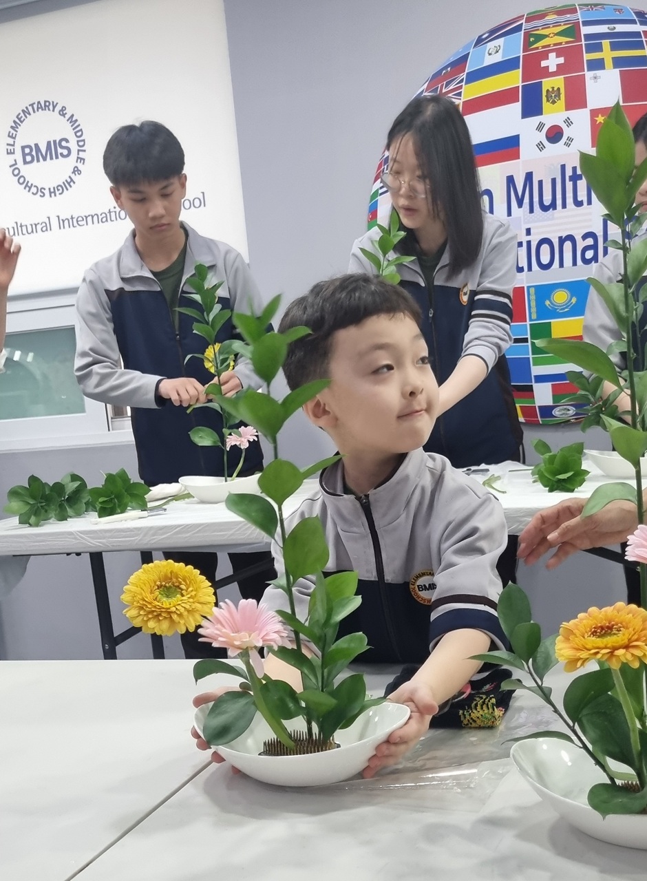 중학생 학생들이 순서대로 체험했습니다