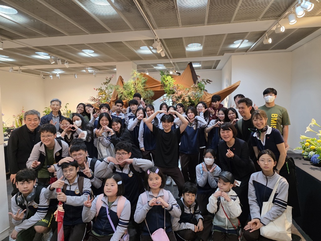 중학생 학생들이 순서대로 체험했습니다
